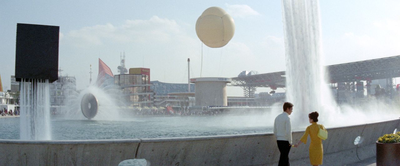 イサム・ノグチが噴水のオブジェをデザインしたことで知られる「夢の池」。後ろにはリコー館の光像バルーンが浮かぶ © 2025 Taiwan Film and Audiovisual Institute. All rights reserved.