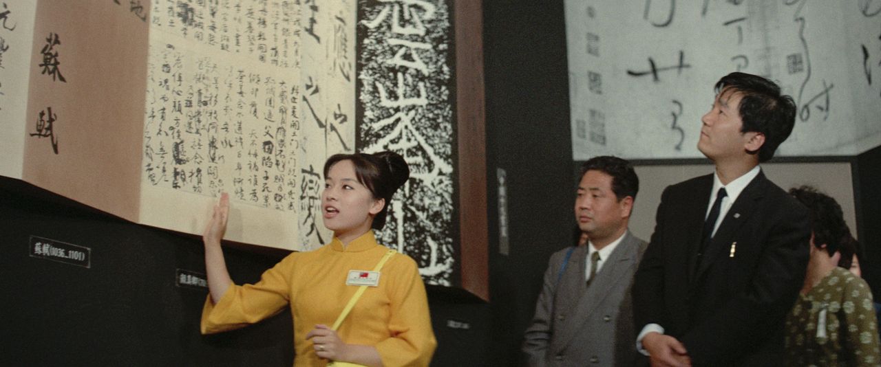 台湾パビリオンの内部を案内するコンパニオンの雪子 © 2025 Taiwan Film and Audiovisual Institute. All rights reserved.