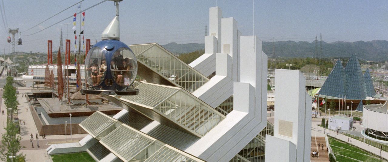 イタリア館(トマソ・バーレ設計)の上を走る「レインボーロープウェイ」。レトロ・フューチャー感満載の映画で建築やデザインのファンも必見 © 2025 Taiwan Film and Audiovisual Institute. All rights reserved.