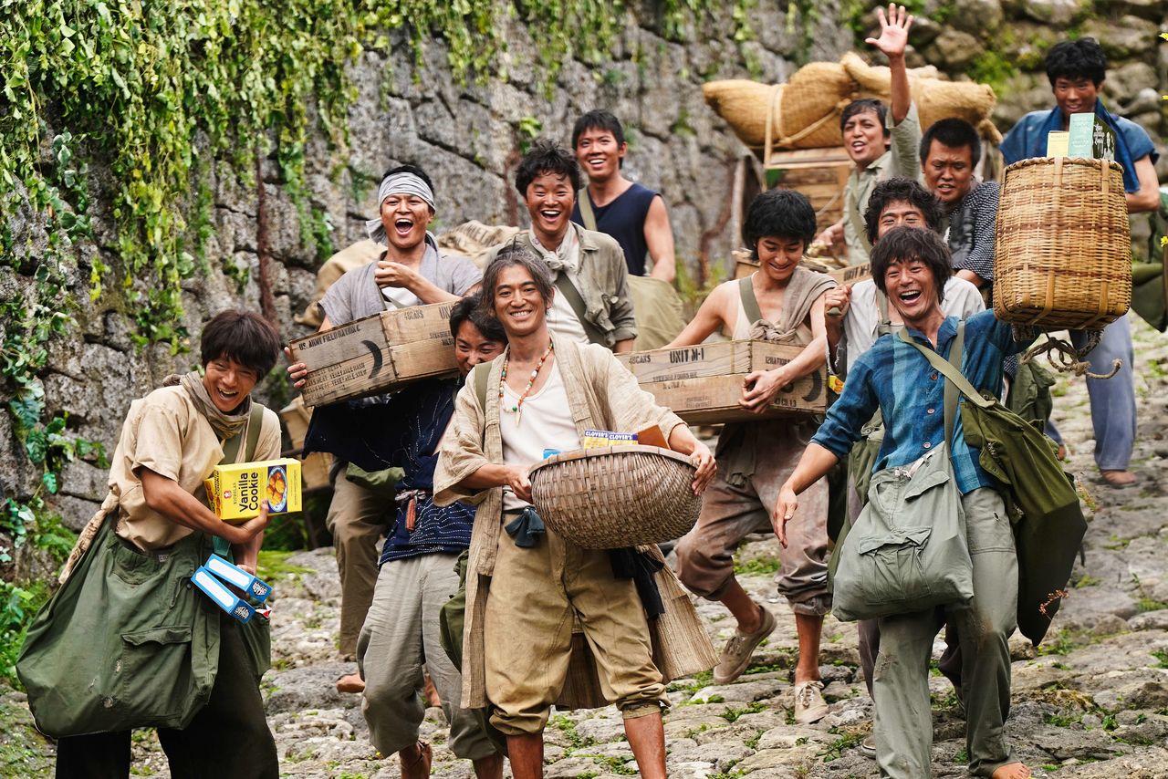 オン(永山瑛太、中央)をリーダーとする戦果アギヤーの面々