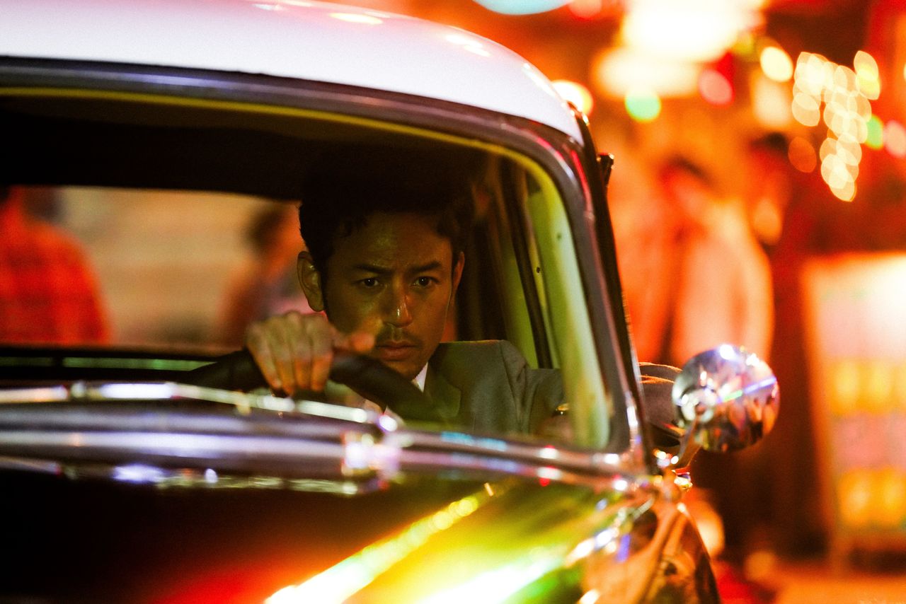 刑事となったグスク(妻夫木聡)は、米軍高官から米軍の“トモダチ”=スパイにならないかと持ち掛けられる