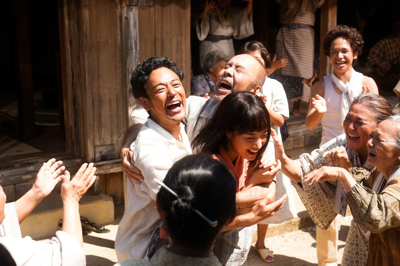 グスクと幼なじみのヤマコ(広瀬すず、中央)