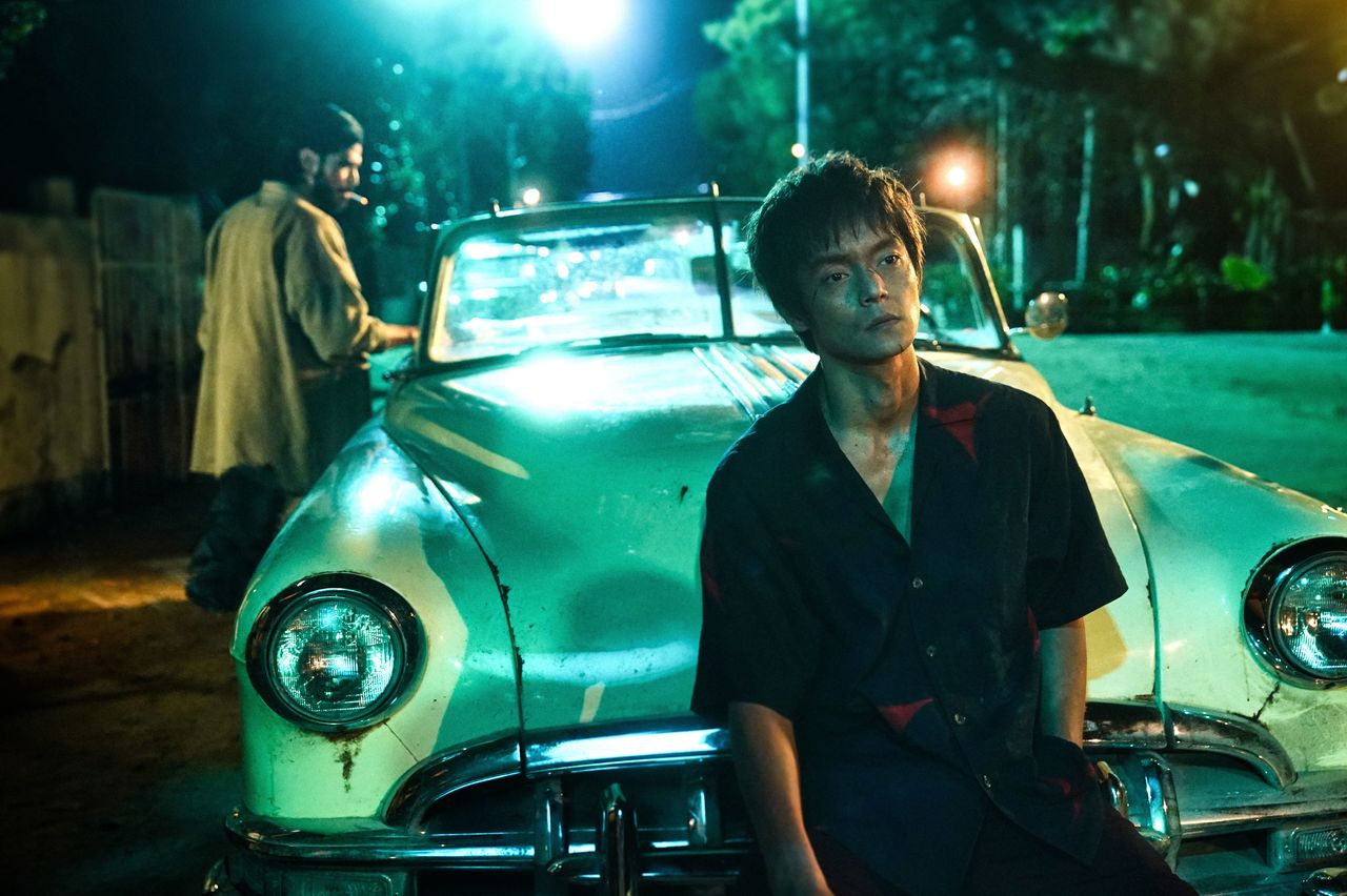 戦果アギヤーの仲間レイ(窪田正孝)は刑務所に入ってオンに関する情報を収集し、出所後はヤクザに