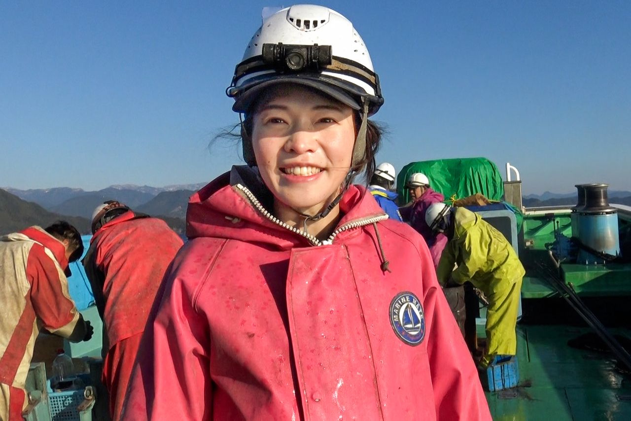 漁船の上で笑顔を見せる金澤さん 写真提供:全国漁業就業者確保育成センター