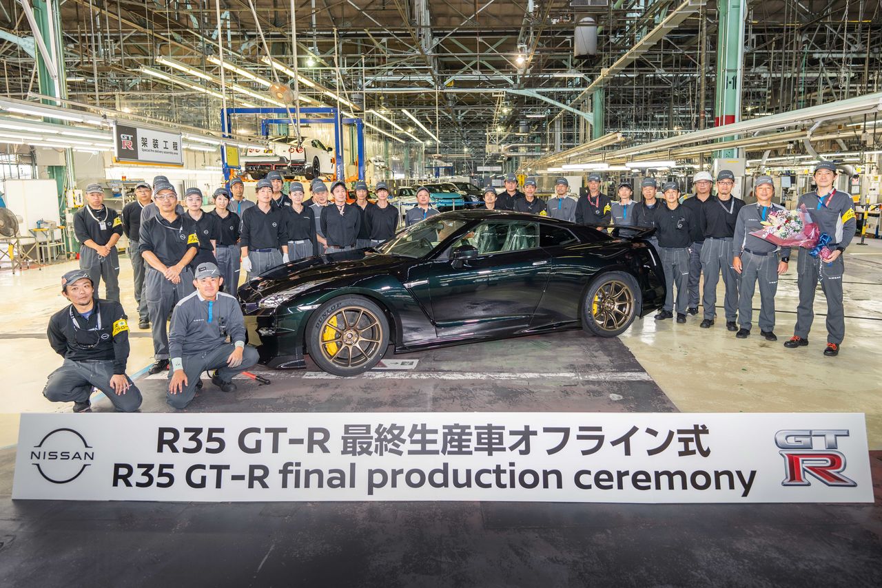 R35型GT-Rを生産した日産・栃木工場で、生産終了に伴うオフライン式が行われた。2007年の登場以来、18年間で約4万8000台が生産された。最後の1台は「Premium edition T-Spec」というグレードで、ボディカラーはミッドナイトパープルだった=2025年8月26日(日産自動車提供)