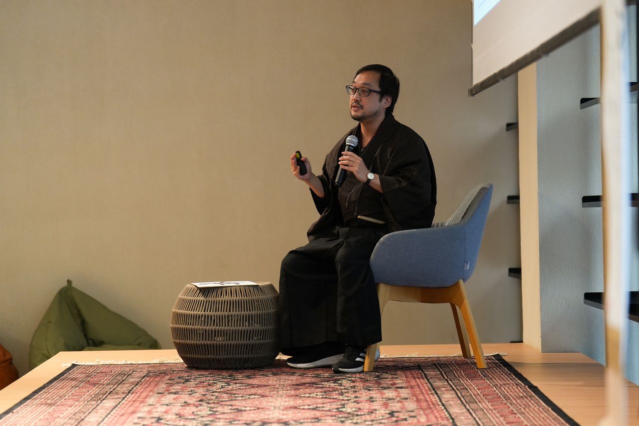 サウジアラビア・ジェッダでの日本文化を紹介するイベントでの山本さん。少しでも日本に興味を持ってもらえるようにと、こうした機会にはなるべく着物姿で登壇する 写真提供:山本直輝