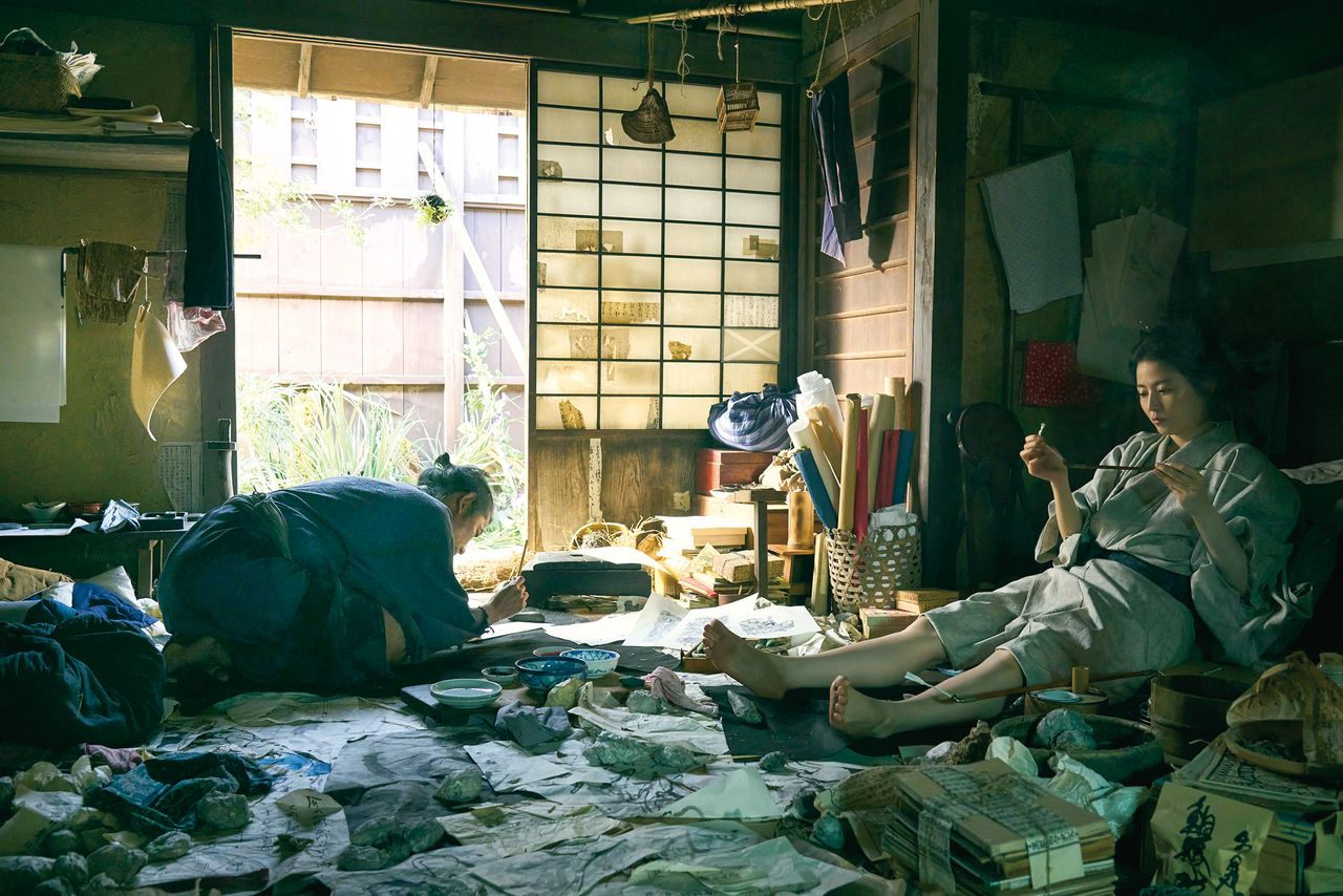 お栄は父・鉄蔵(永瀬正敏)が暮らす散らかり放題の長屋に出戻った ©2025「おーい、応為」製作委員会
