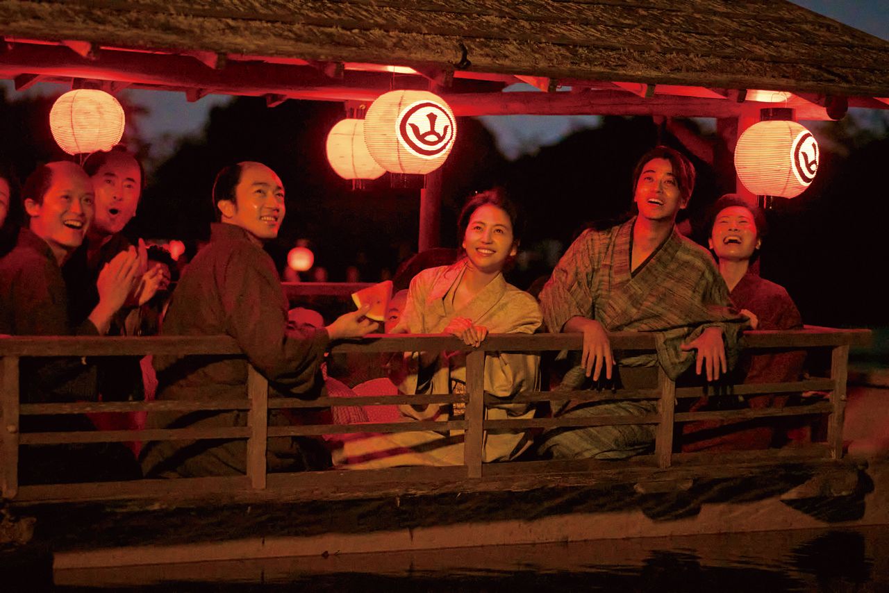 お栄を挟んで左が初五郎(大谷亮平)、右が善次郎(髙橋海人)。ともに北斎を師とする。画号は魚屋北渓、渓斎英泉 ©2025「おーい、応為」製作委員会画号は魚屋北渓、渓斎英泉 ©2025「おーい、応為」製作委員会