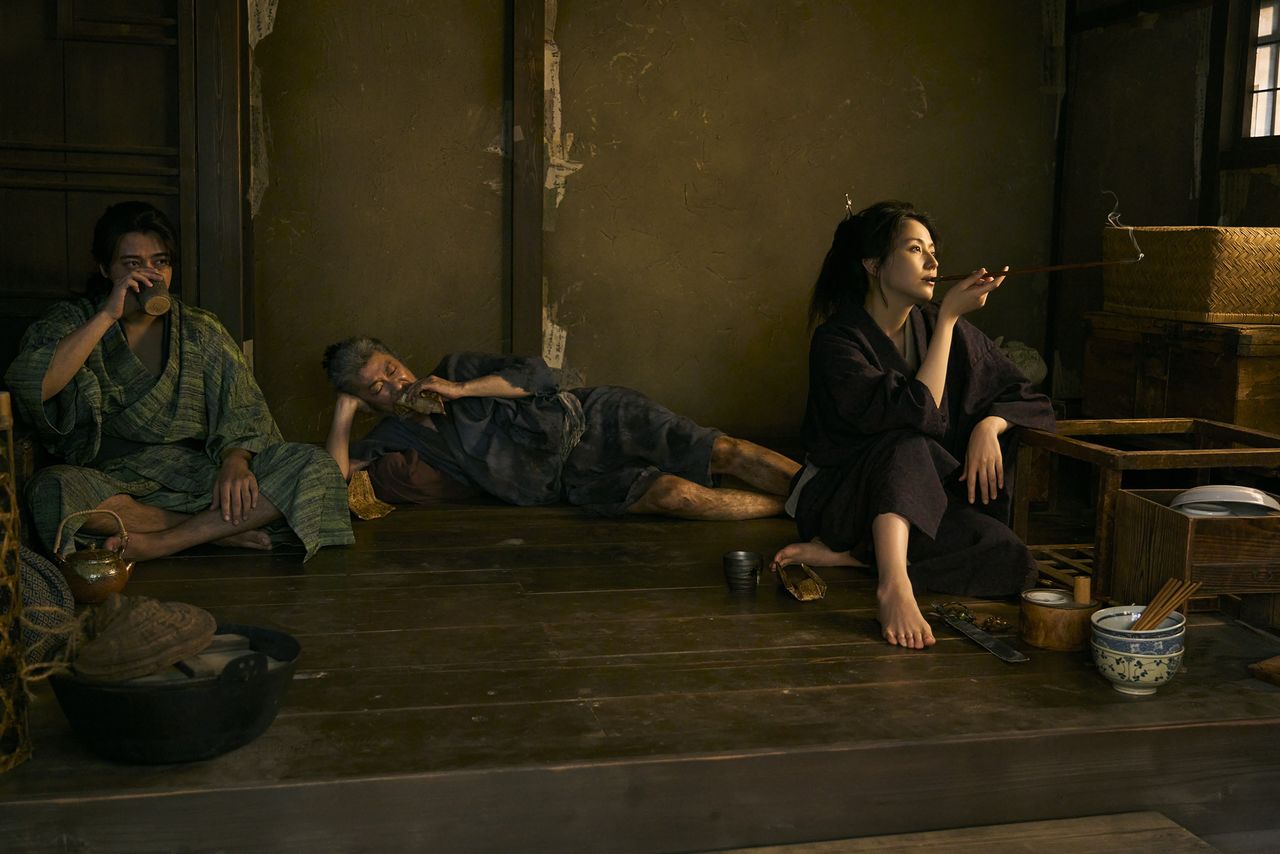 北斎は甘党。応為は父と違って酒を飲み、煙管(きせる)を使った ©2025「おーい、応為」製作委員会