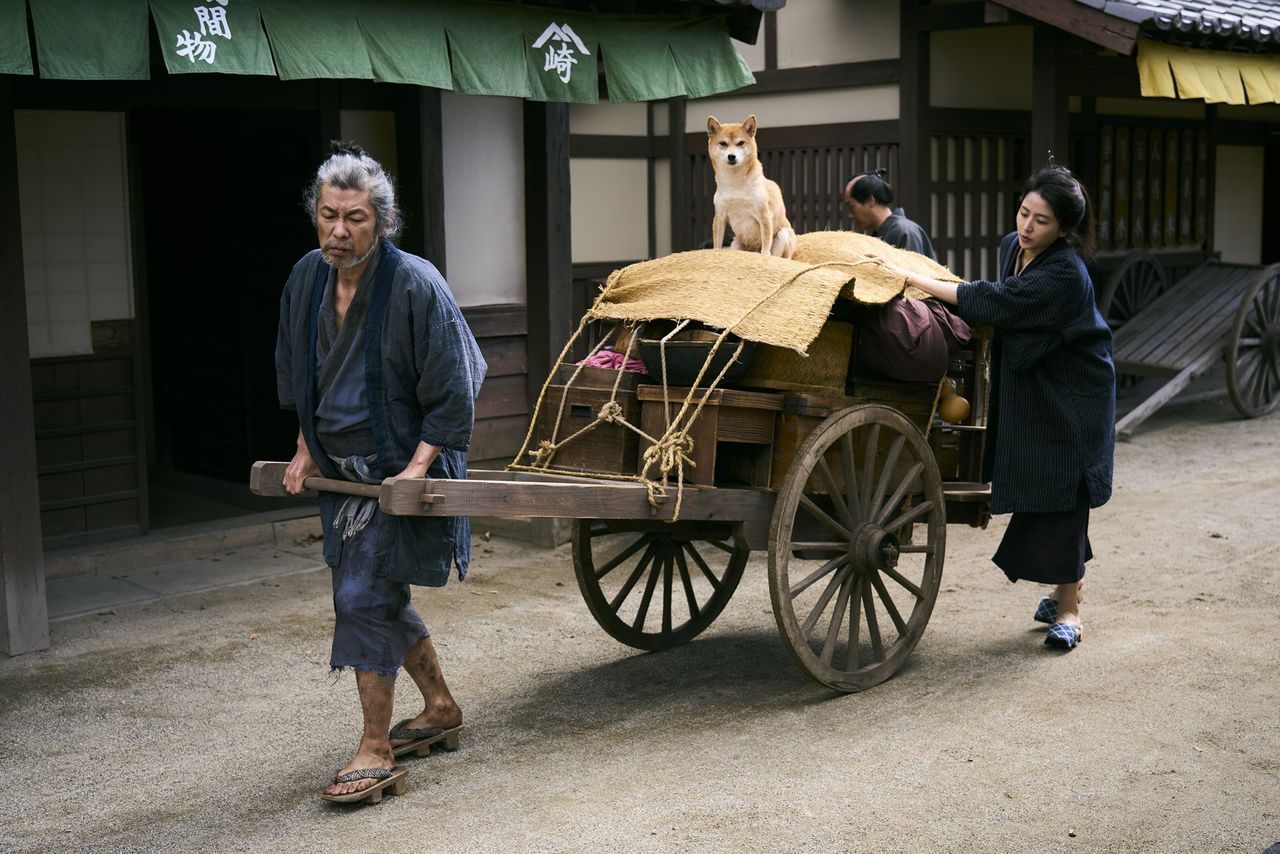 北斎は生涯に93回引っ越したという逸話が。大八車に乗るのは愛犬のさくら ©2025「おーい、応為」製作委員会