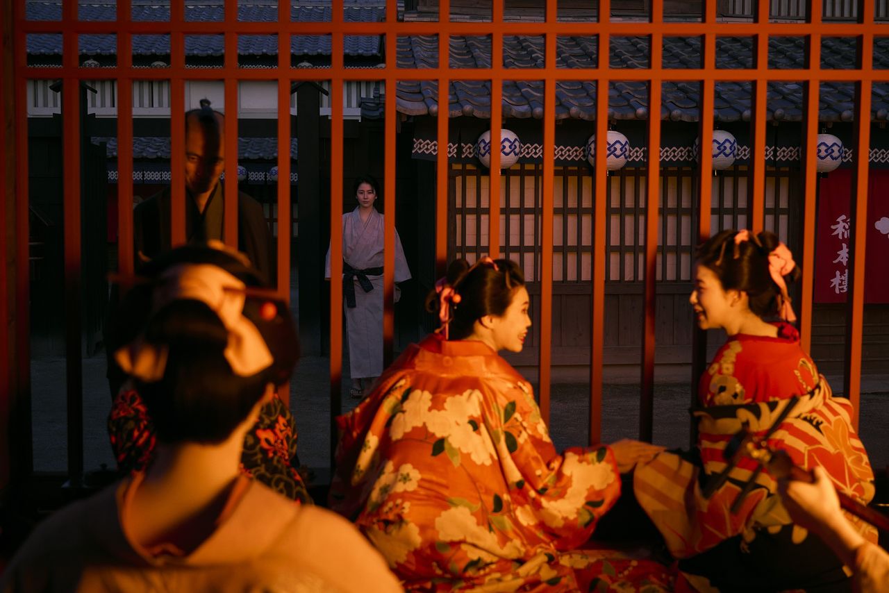 代表作となった肉筆画『吉原格子先之図』に取り組むため、応為は遊郭の「見世」を訪ねる ©2025「おーい、応為」製作委員会