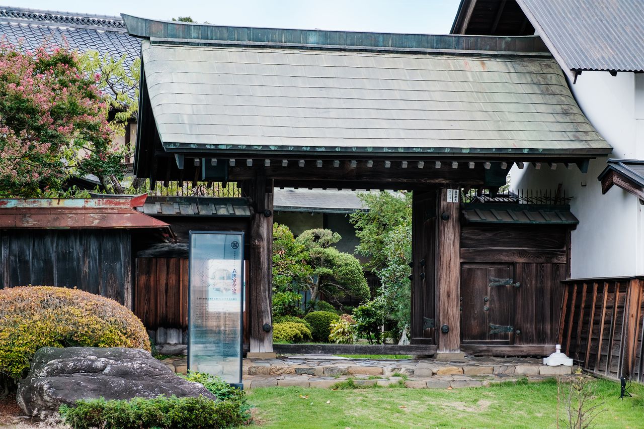 主屋につながる門も幕末から建つ