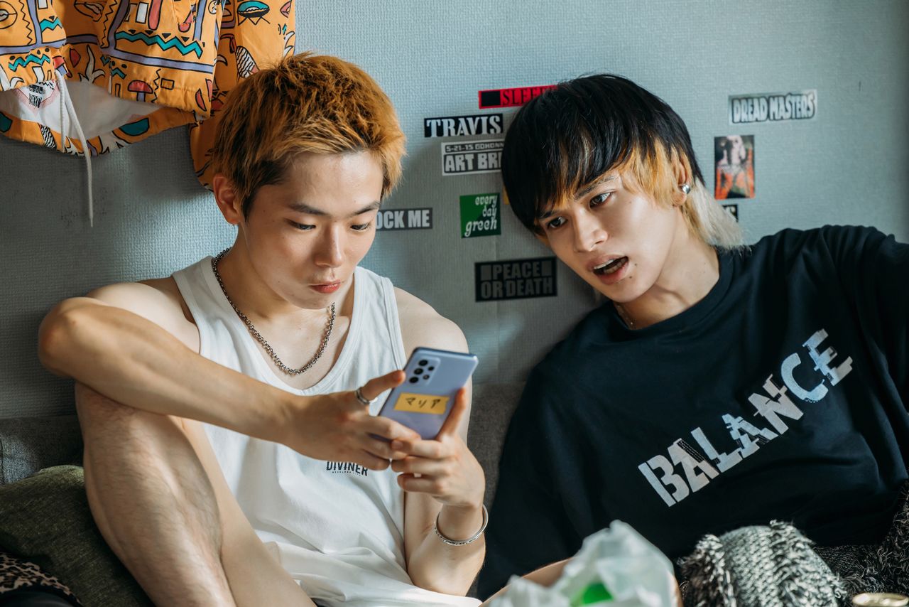 家庭で虐待を受けて育ったマモル(林裕太)はタクヤに誘われ闇ビジネスに手を染める ©2025 映画「愚か者の⾝分」製作委員会