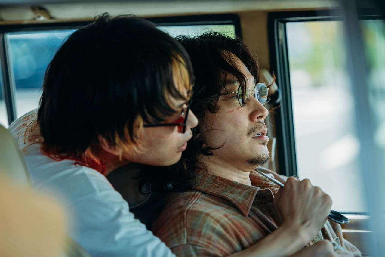 タクヤと梶谷には奇妙な運命のめぐり合わせが…… ©2025 映画「愚か者の⾝分」製作委員会