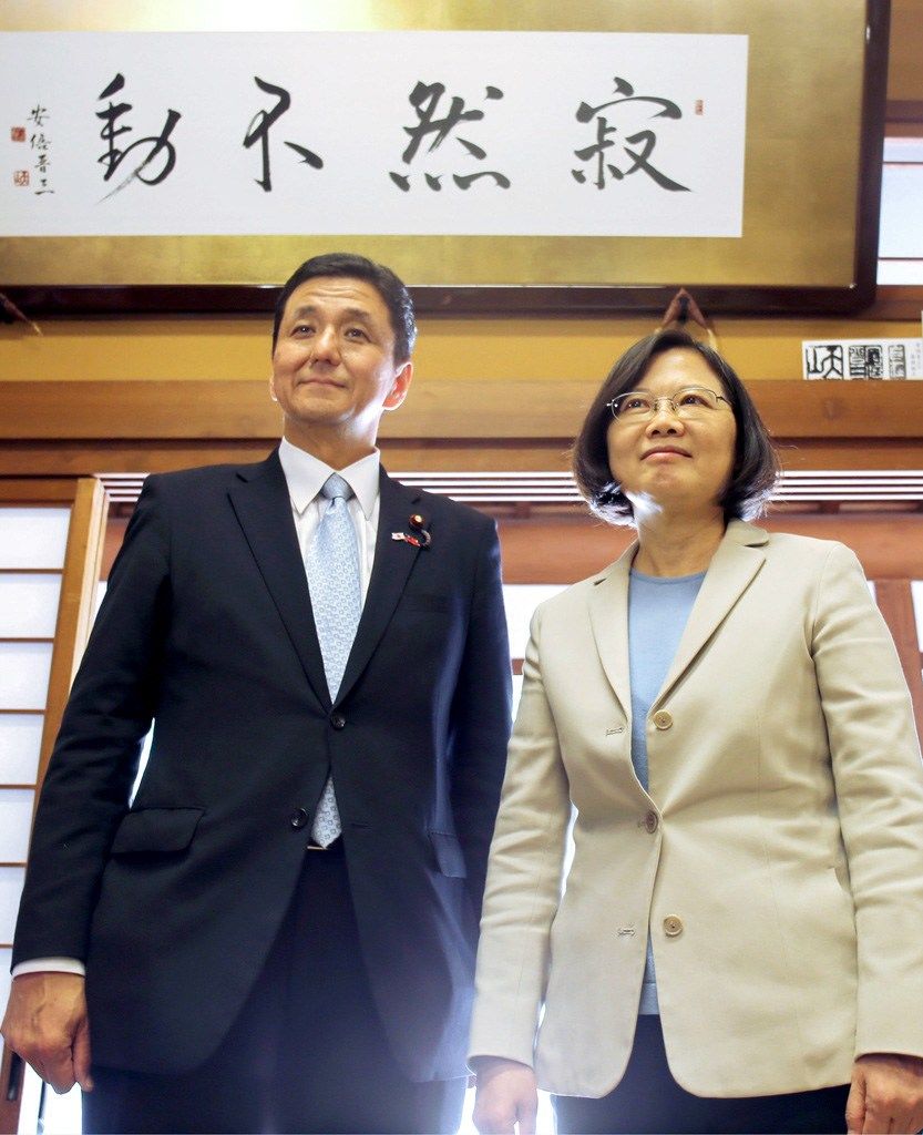 2015年10月7日、安倍首相の書の前で、台湾の蔡英文・民進党主席(右)と記念写真に納まる岸信夫衆院議員=山口市(共同)