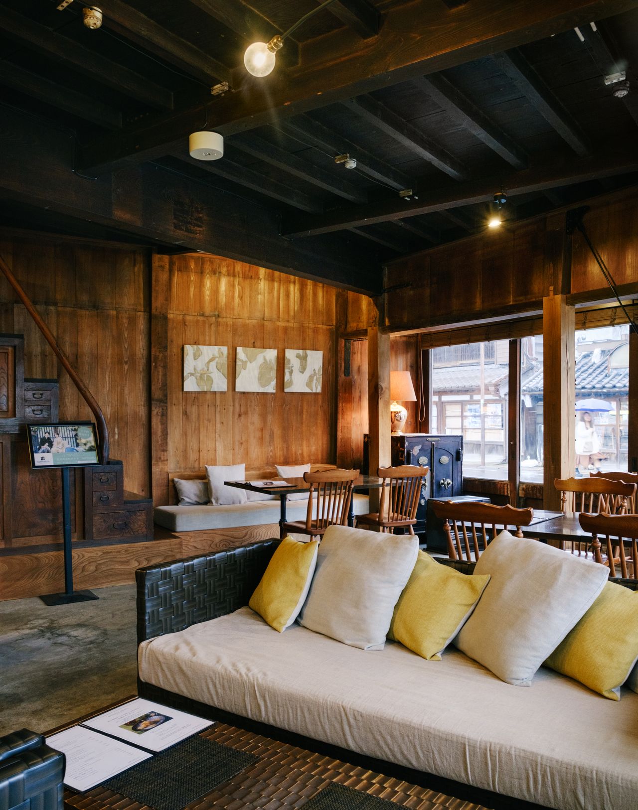 天井が高く解放感のある1階のカフェスペース