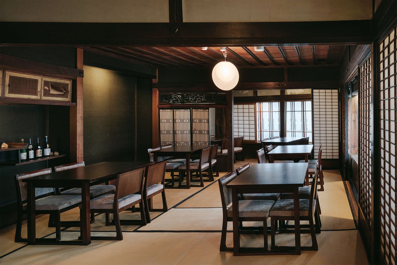 広々とした2階席。建具の風情に江戸をしのぶ