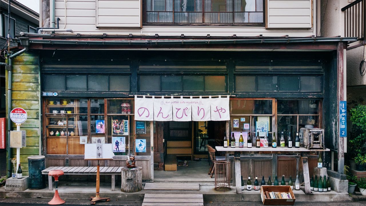 昭和の気配をとどめる家：独創的なメニューと下町流のもてなしにくつろぐ「のんびりや」（東京・谷中）