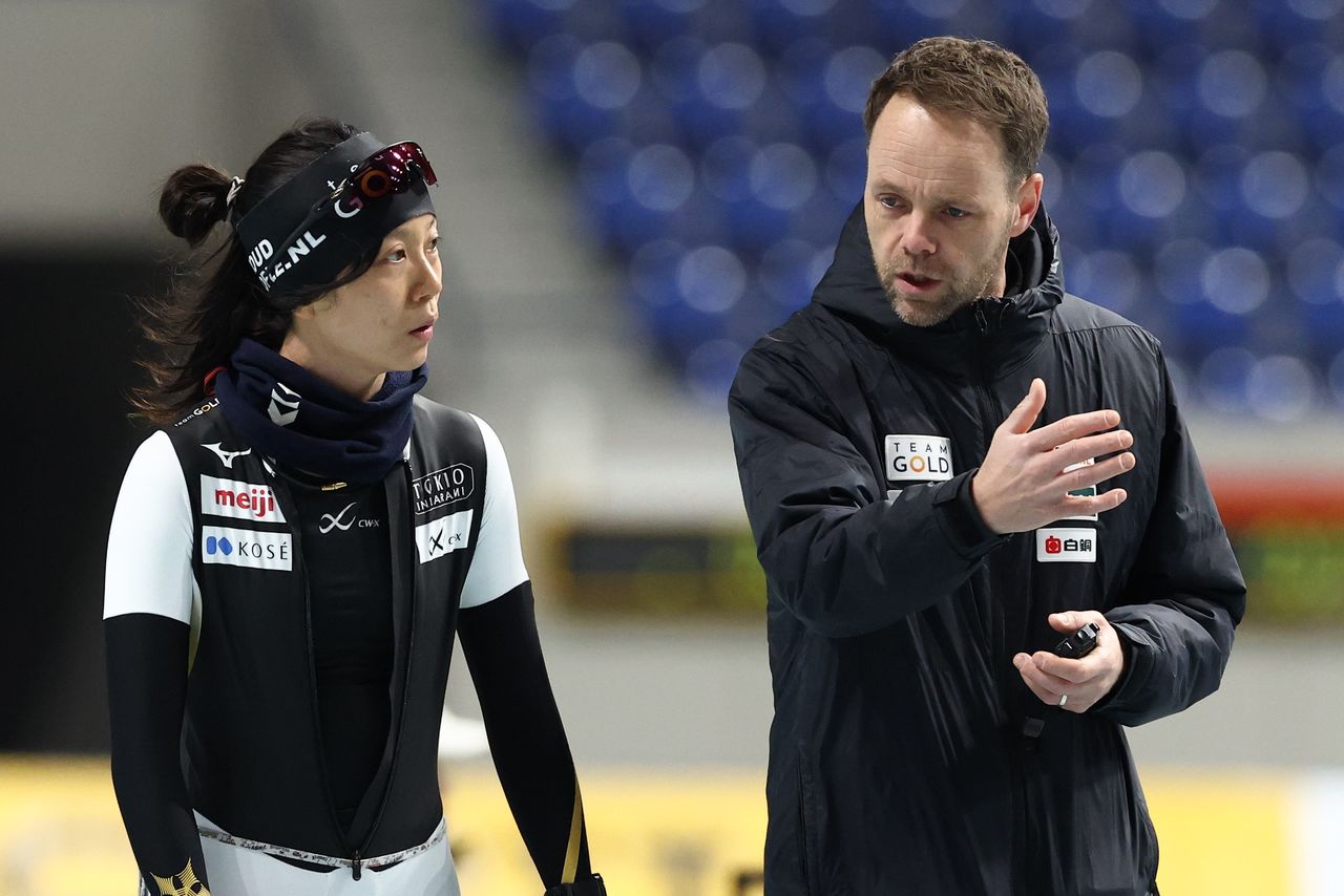 高木美帆(左)とコーチのヨハン・デビット氏=2025年2月28日、長野・エムウェーブ(時事)