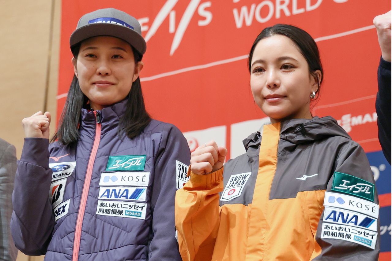 ノルディックスキー・ジャンプ女子のW杯蔵王大会の前日会見で撮影に応じる丸山希(左)と高梨沙羅=2026年1月19日、山形市(時事)