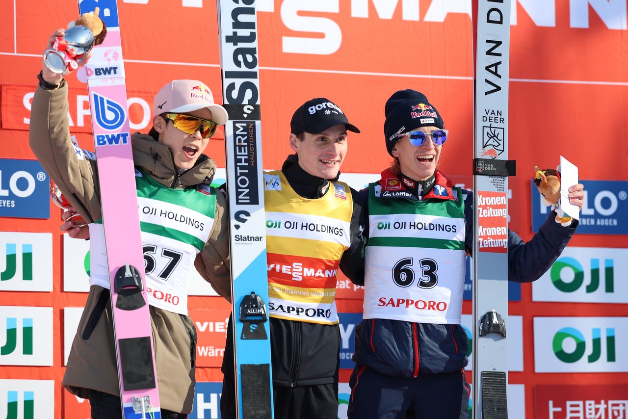 ノルディックスキーのワールドカップ(W杯)ジャンプ男子個人第18戦。表彰台に立った2位の小林陵侑(左)。中央は優勝したドメン・プレブツ(スロベニア)=2026年1月18日、札幌市大倉山ジャンプ競技場(時事)