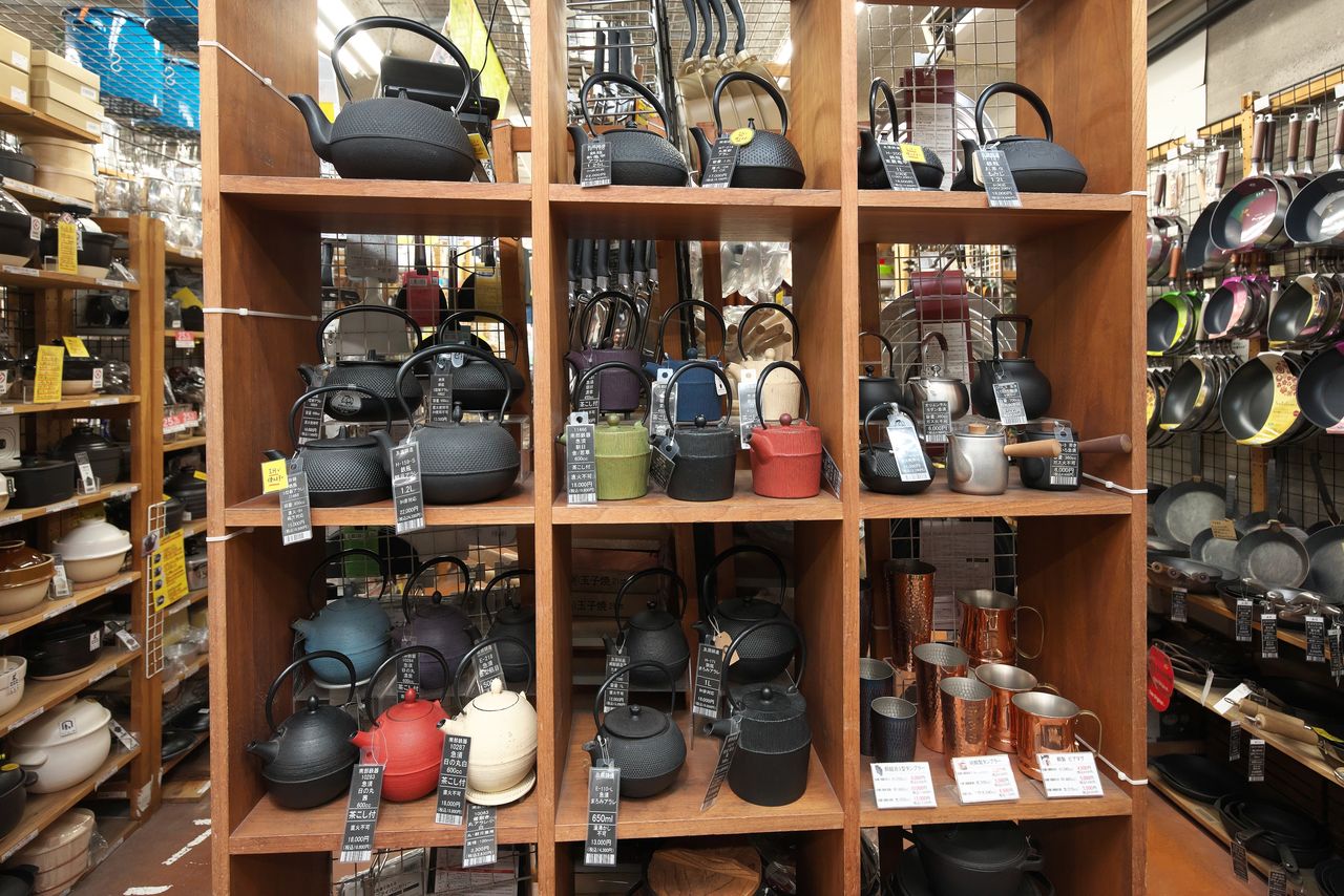 鉄瓶のコーナー。訪日客にはやや大きめサイズがよく売れるという