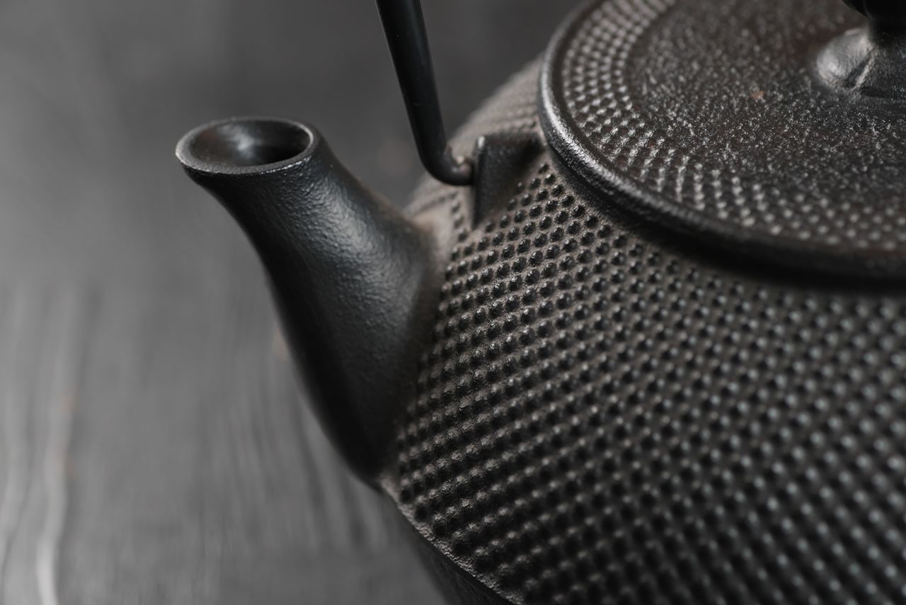 表面の「あられ模様」は表面積を増やし保温力を高めるための伝統的な工夫