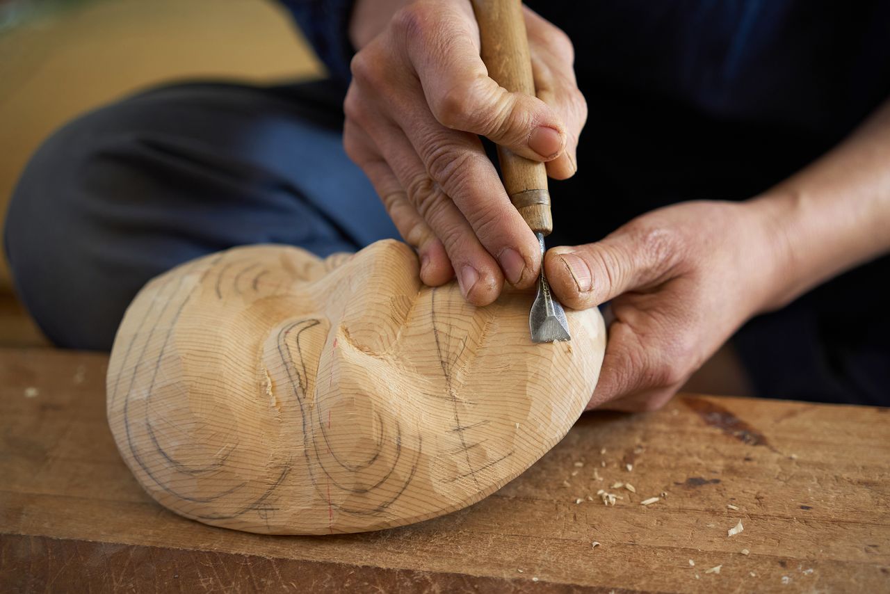 仕上げ彫りの段階に入った翁面(倉谷清文撮影)