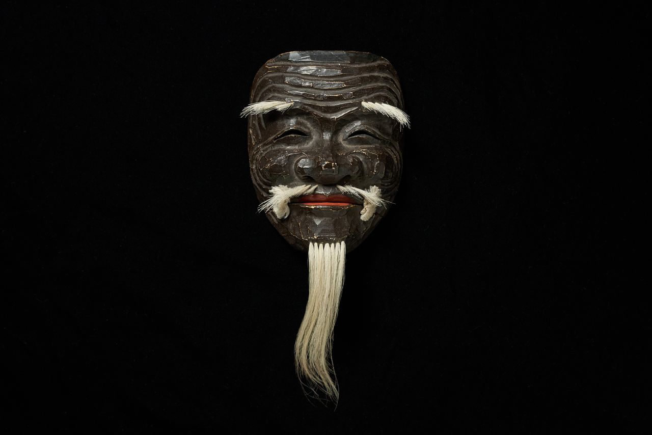 神聖な老人の表情を表す能面「翁面(おきなめん)」(北澤秀太氏作、倉谷清文撮影)