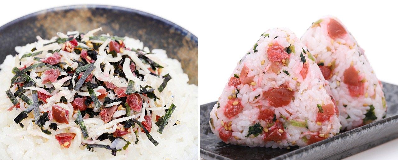 左:梅しらすをのせたご飯、右:混ぜご飯のおにぎり(いずれもフォトAC)