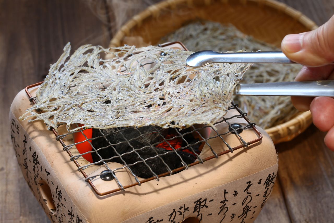 あぶるとパリパリになり、そのままでもおいしい(Adobe Stock)