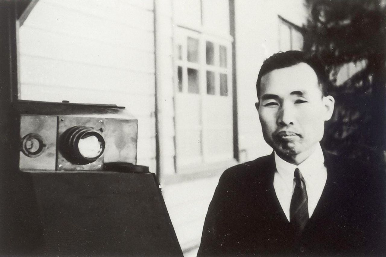 改良したアイコノスコープを使って1935年に開発したカメラ(左)と高柳(高柳健次郎財団提供)