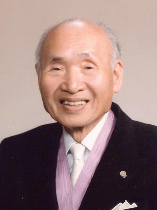 生涯にわたって未来の技術に目を向けていた高柳。1970年の講演では、将来の薄型テレビにEL(エレクトロルミネッセンス)を用いるのが有効である可能性を早くも指摘していた。写真は81年に文化勲章を受けた時に撮影(高柳健次郎財団提供)