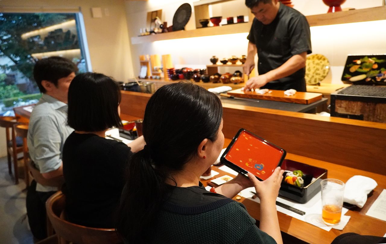 田谷さんがデザインした重箱に入った食を楽しむ(中原美絵子撮影)