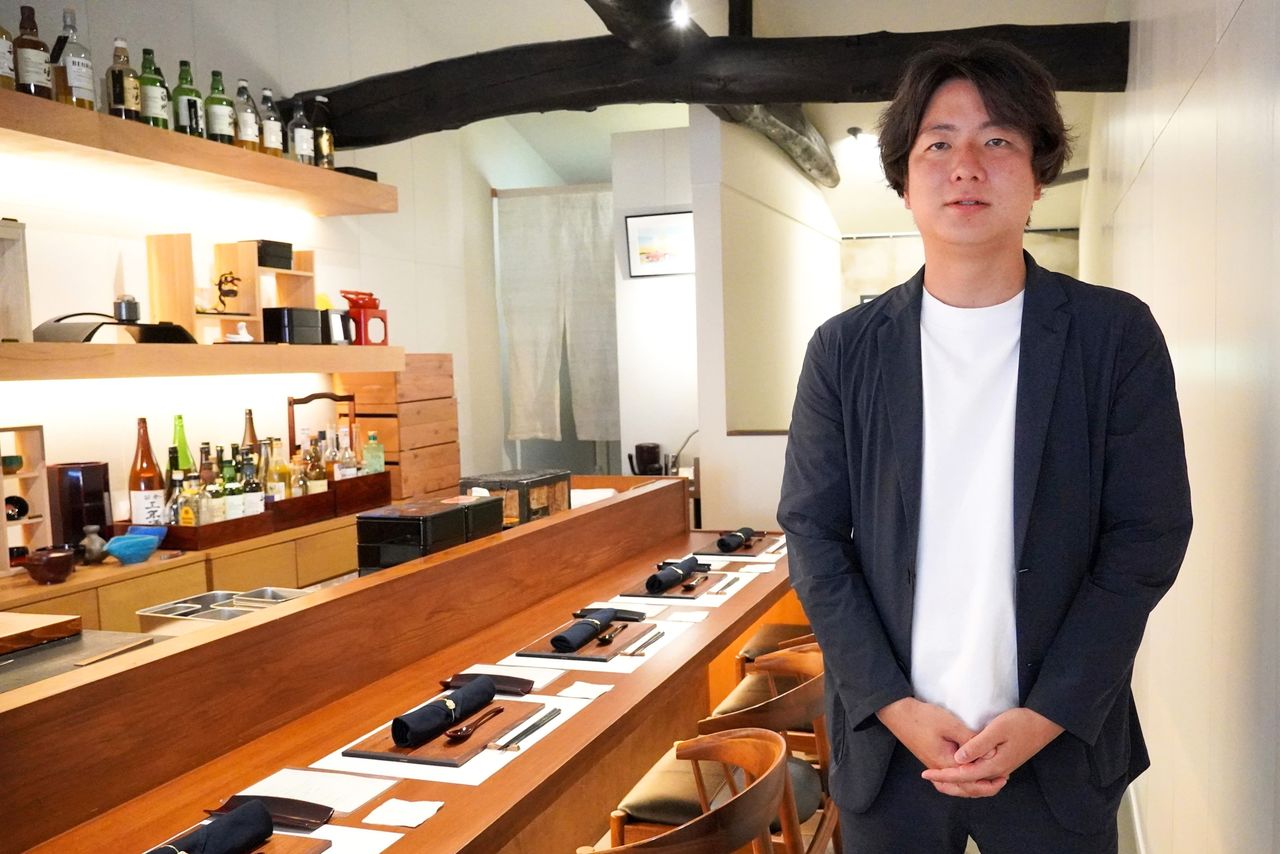 金沢市のレストラン『CRAFEAT』で語る田谷昂大代表 (中原美絵子撮影)