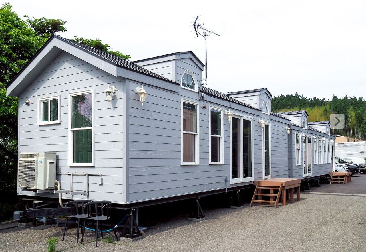 本社敷地にトレーラーハウスを設置し、ギャラリーや事務所、宿泊所を新設した(田谷漆器店提供)