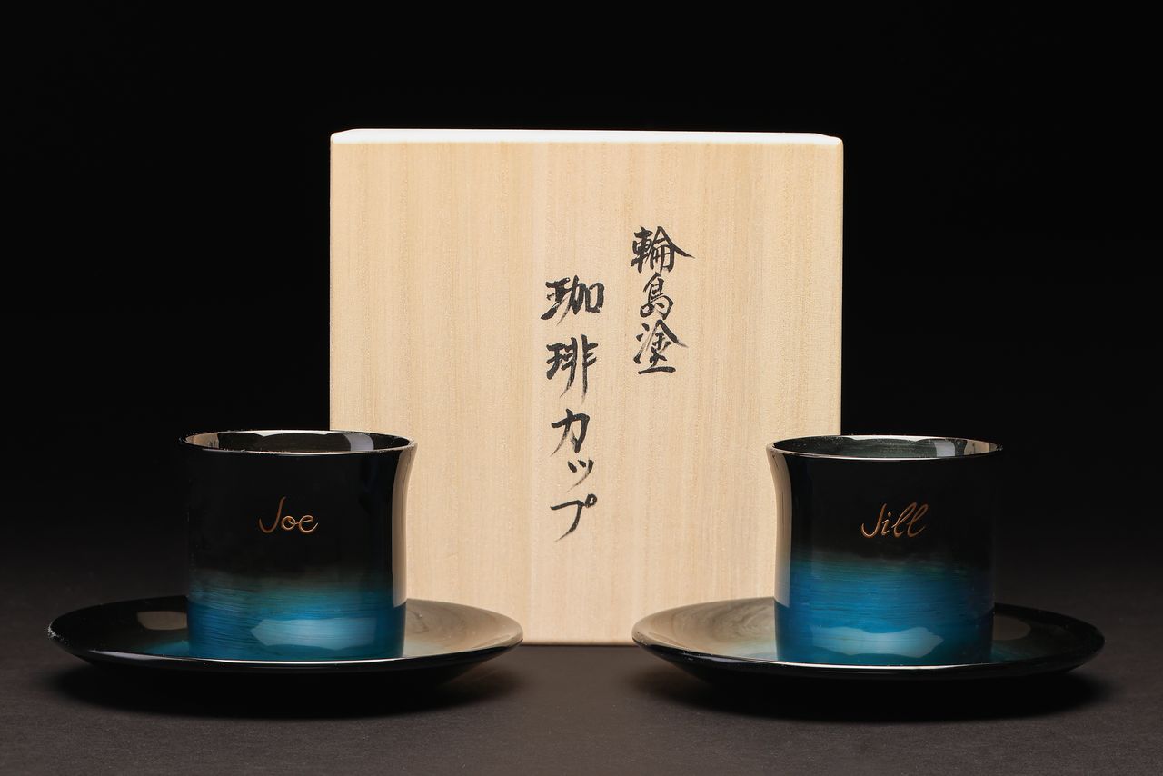 バイデン元米大統領に贈られた田谷漆器店による輪島塗のコーヒーカップ(田谷漆器店提供)