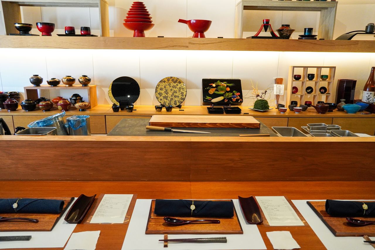 『CRAFEAT』では、地元産食材の料理を楽しんだ後、同じデザインの器を購入できる(中原美絵子撮影)