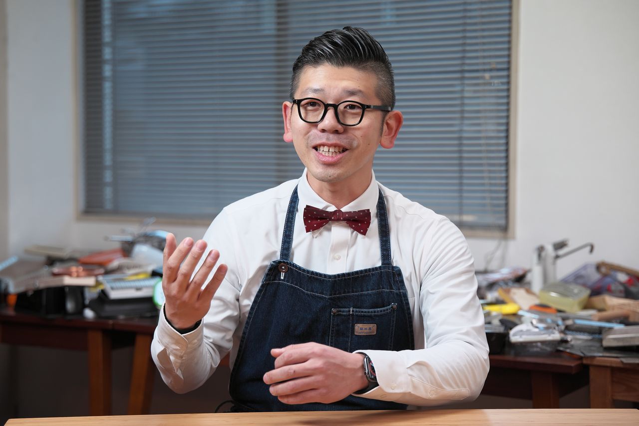 料理道具の研究室で話す飯田さん。メーカーに根気強く問い合わせを続けた
