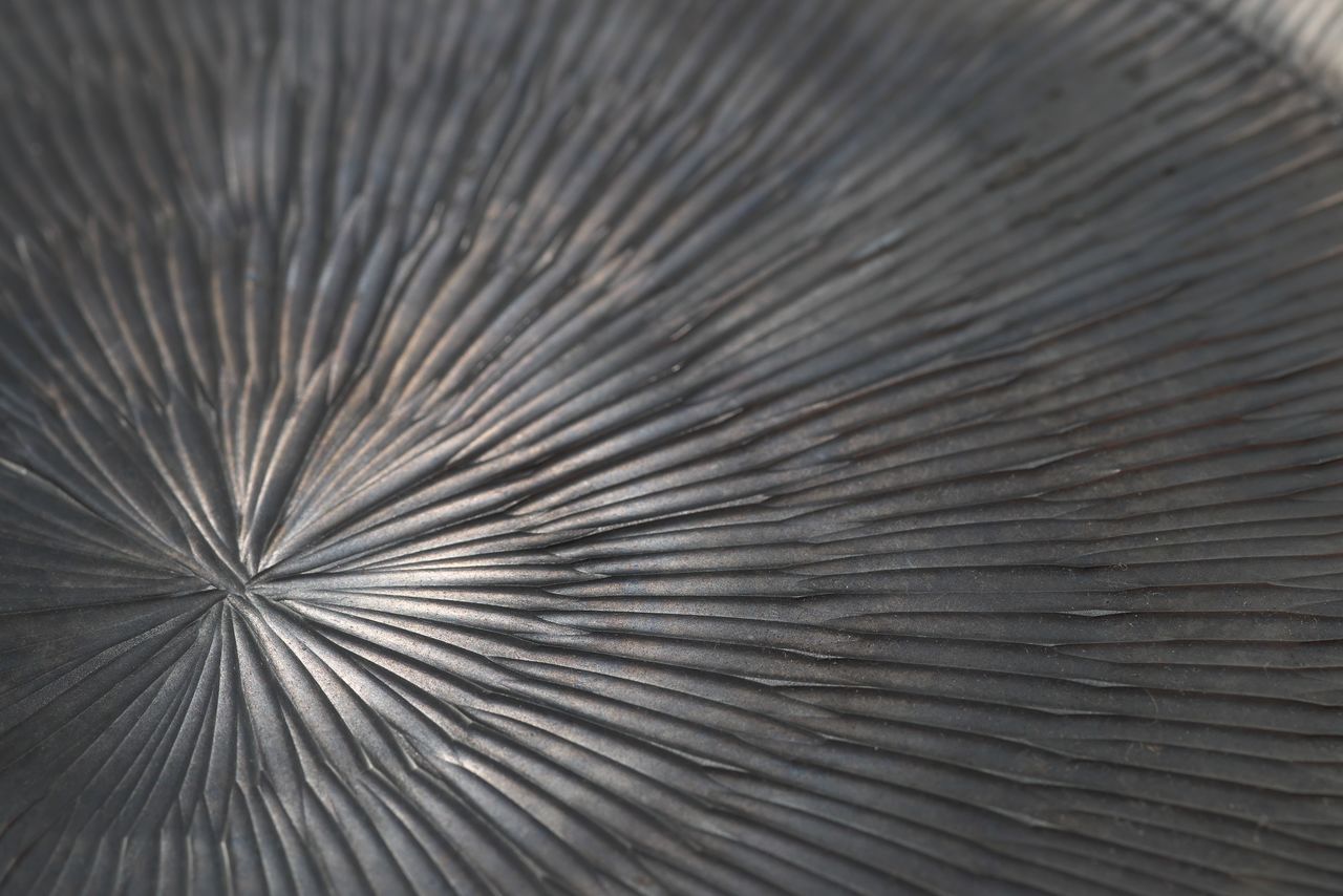 放射状に鉄を打ち出すのは職人の手作業なので、1日数本しか生産できない