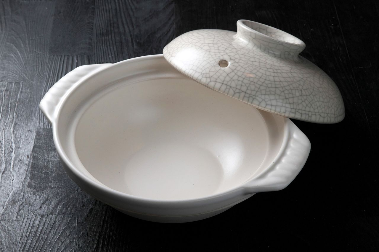 表面の釉薬(ゆうやく)層の微細なひびに墨を流し込み、模様を引き立たせる