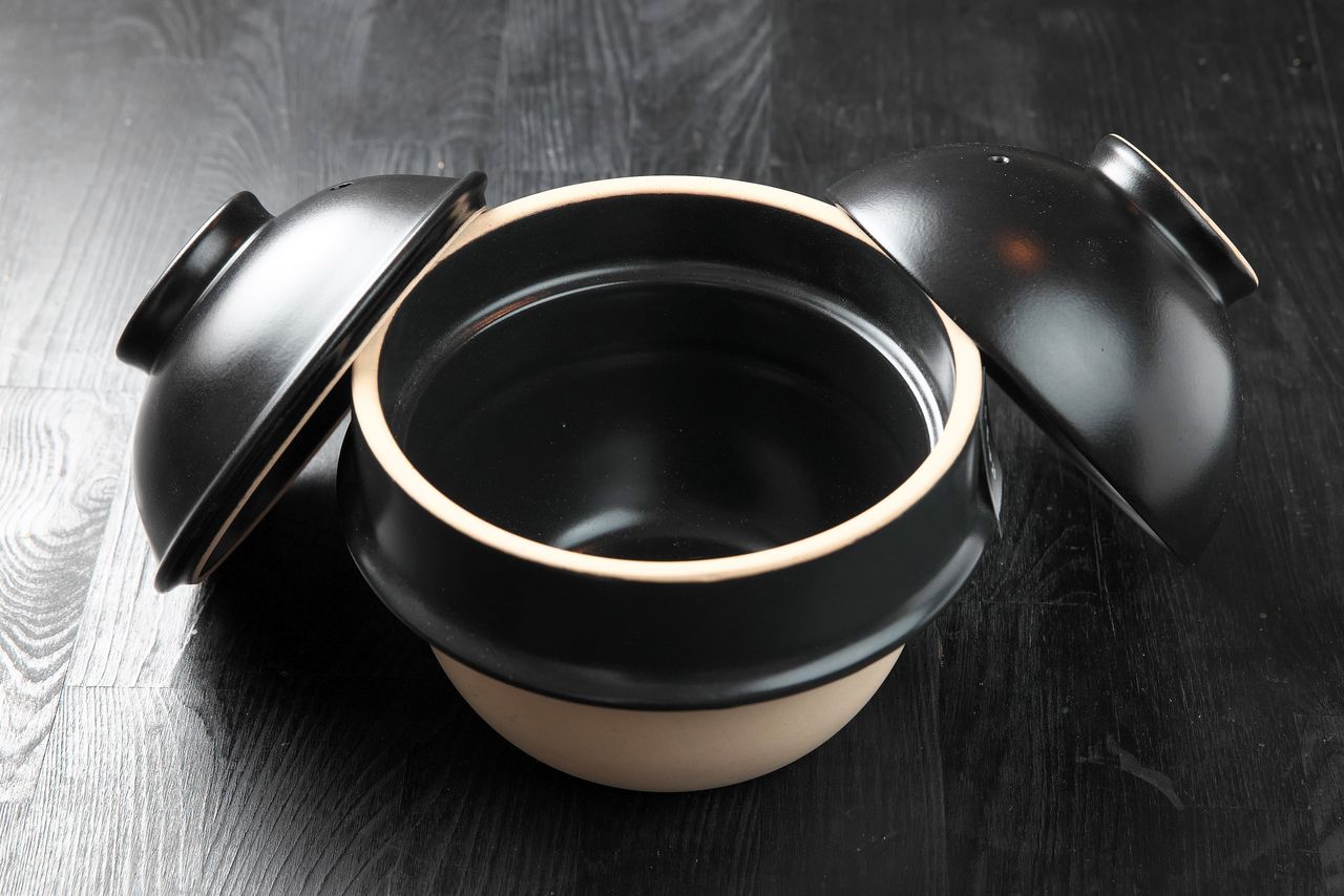 炊飯専用の土鍋。対流を促すため丸みを帯びたフォルムで、内ぶたがついている