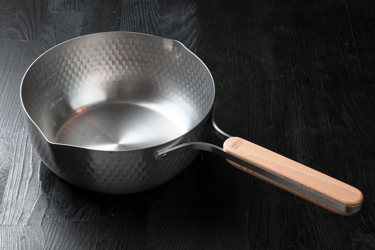 ステンレスの雪平鍋。金属加工で有名な新潟県・燕三条製