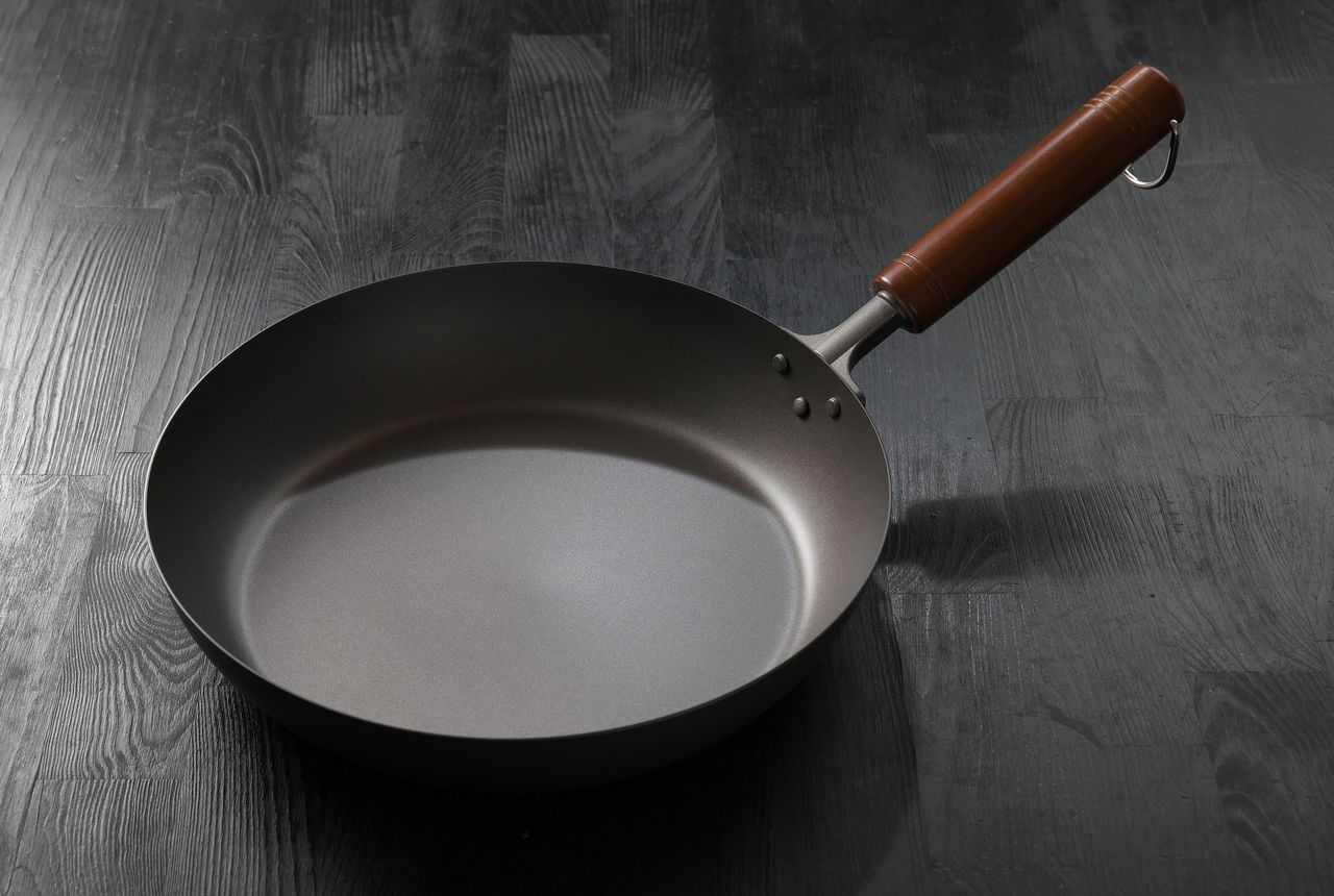 「羽根のように軽い」純チタン木柄フライパン。炒め物に向く