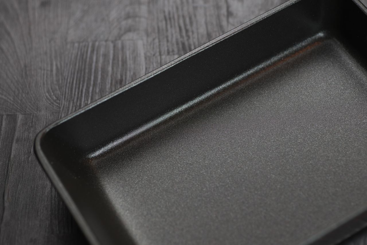 卵を返しやすいよう、奥側に傾斜がついている