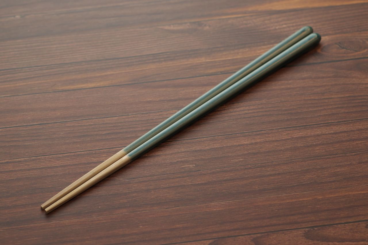 調理用の長い菜箸。食事に使う箸も、大人用から子ども用まである