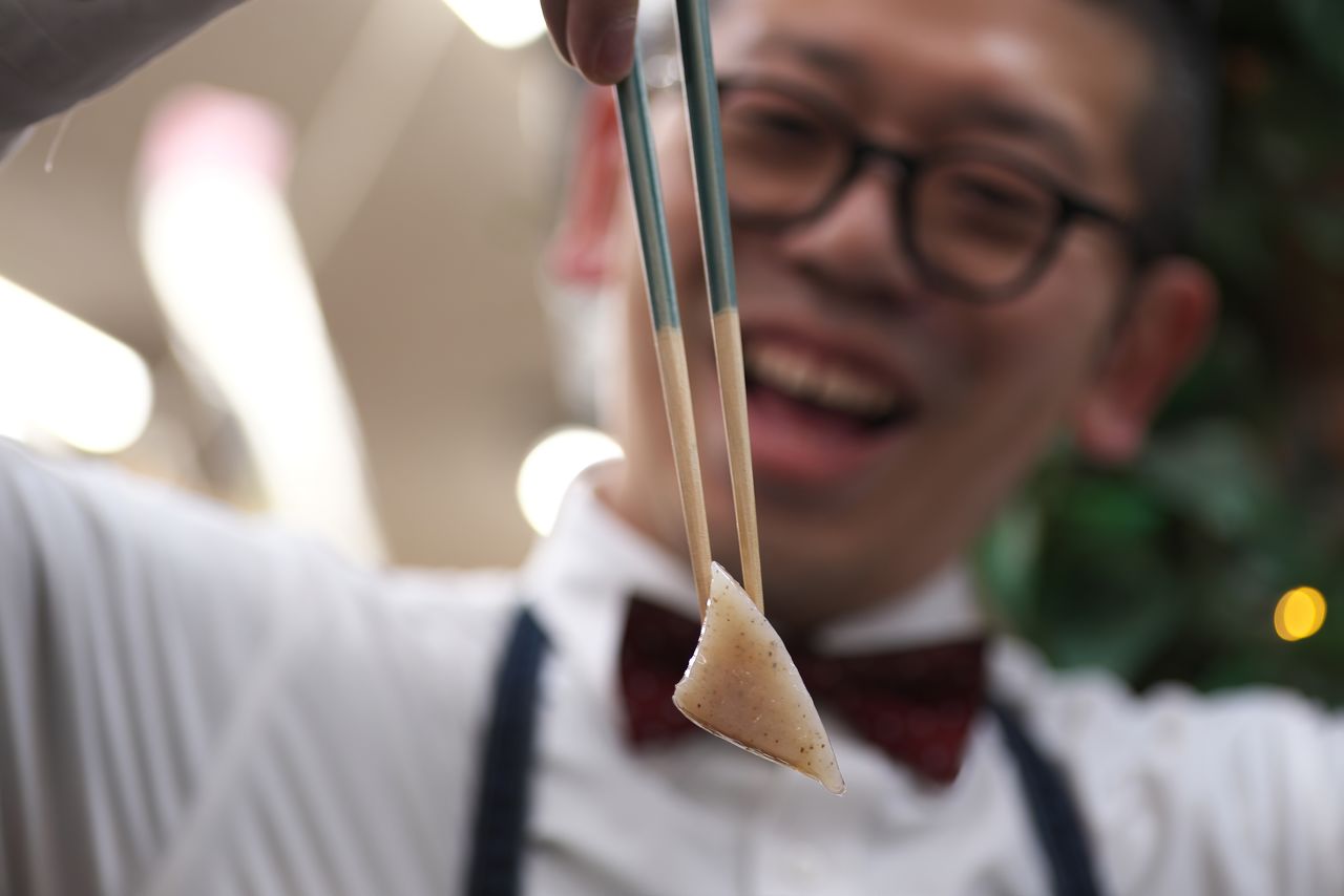 コンニャクをつまむ飯田さん。端をちょっとつまんだだけでも、このとおり滑らない!