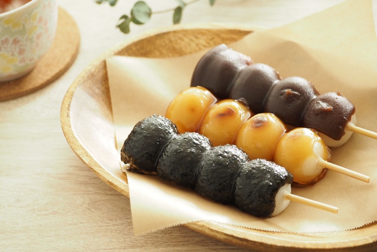 手前から黒ゴマ、みたらし、こしあんの串団子(フォトAC)