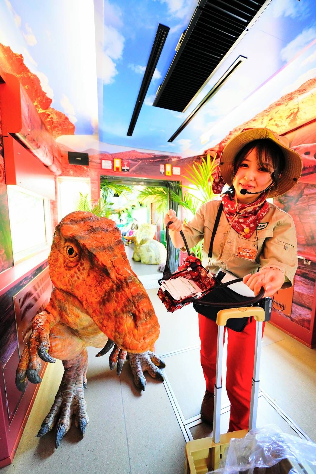 恐竜鉄道の中では、アテンダントスタッフがさまざまな工夫で盛り上げる(えちぜん鉄道提供)