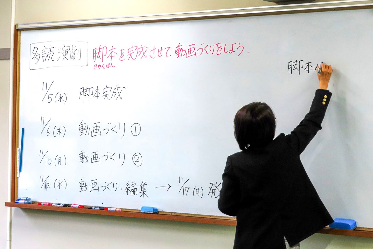 日程に沿って劇や動画づくりに取り組むことで、日本社会の規範も学ぶ